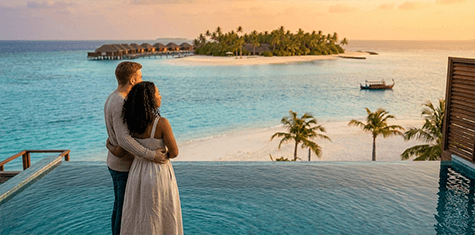 Paar am Strand mit Sonnenuntergang